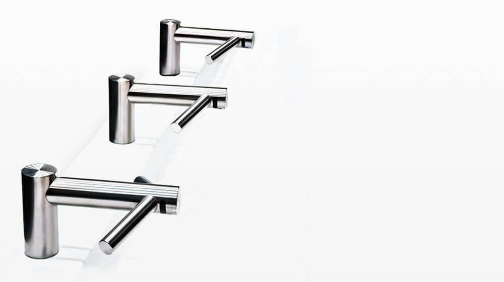 مجففات الأيدي Dyson Airblade Tap موضوعة في صف