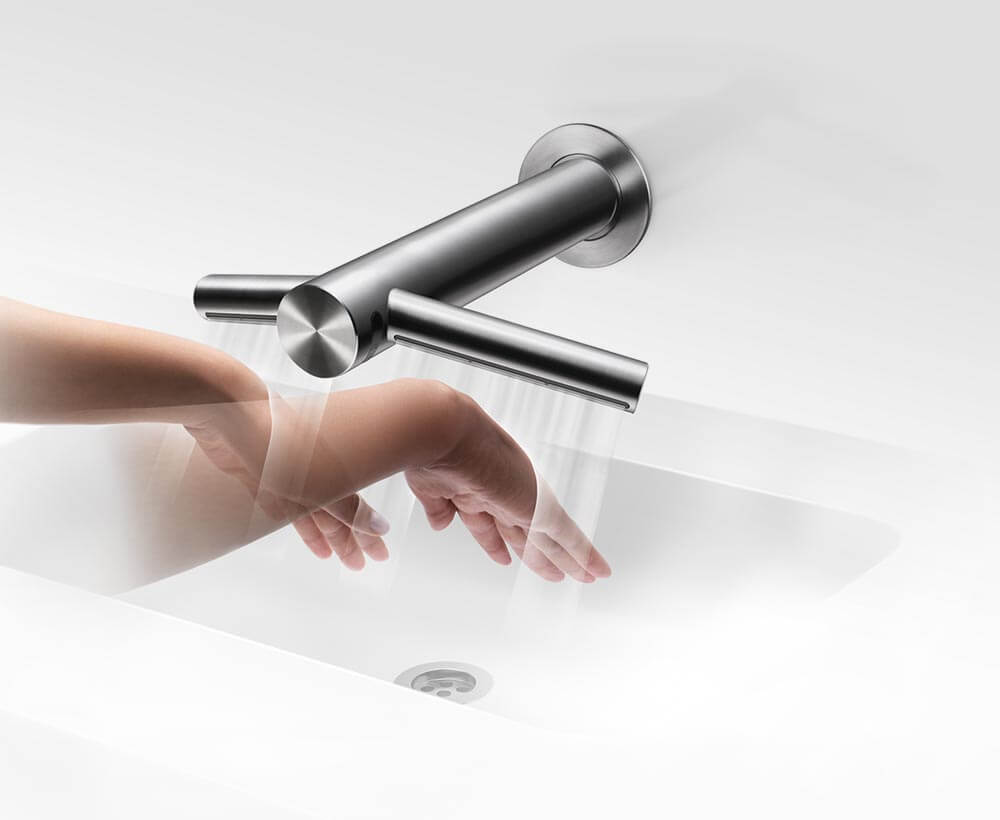 مجفف الأيدي Dyson Airblade Tap أثناء تجفيف الأيدي
